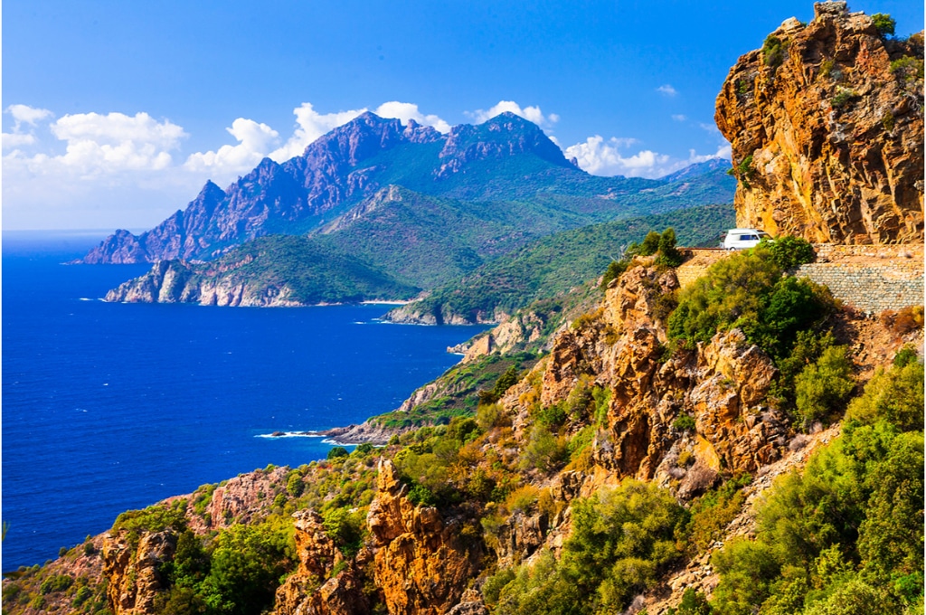 photo de falaises qui tombent dans la mer en Corse