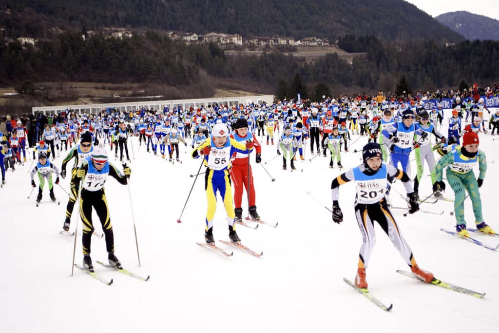 course nordique de ski d'enfants de 6 à 12 ans où des centaines d'enfants avec des dossards en tenue de ski et bonnets ont franchi le départ de la course.