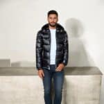 Doudoune homme brillante noire portée par un homme