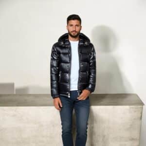 Doudoune homme brillante noire portée par un homme